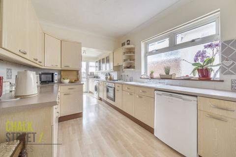 16 Central Drive, Hornchurch, RM12 6AP