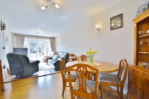 28 Chinnor Road, Thame, OX9 3LR