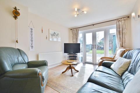 28 Chinnor Road, Thame, OX9 3LR