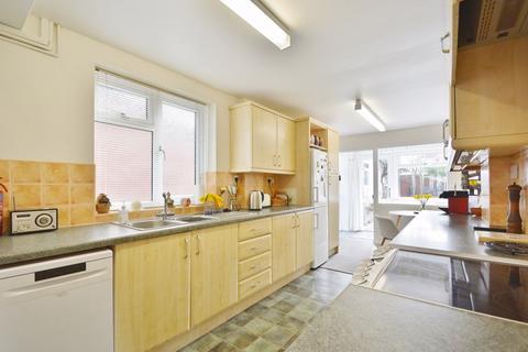 28 Chinnor Road, Thame, OX9 3LR