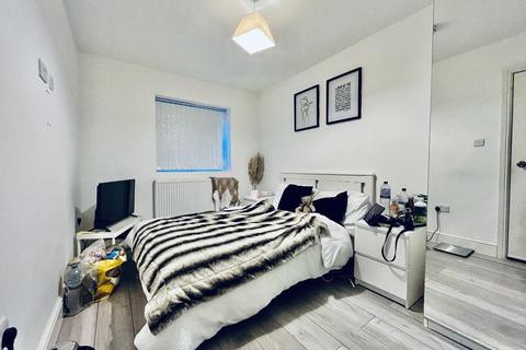 6 bedroom end of terrace house for sale - Falconers Road, Stopsley, Luton, Bedfordshire, LU2 9ET