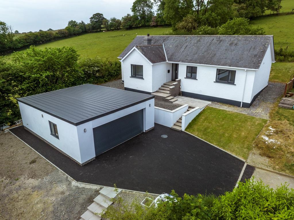 Llanwenog, Llanybydder, SA40 4 bed detached bungalow for sale £399,000