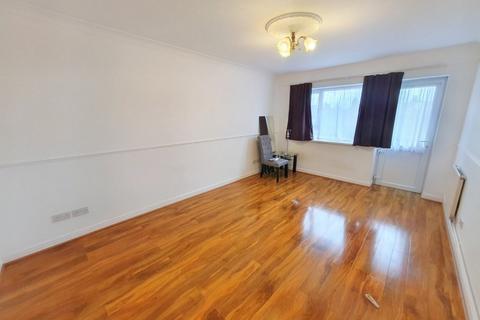 3 bedroom flat for sale - Poplar Court, Old Ruislip Road, Northolt, UB5
