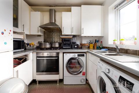 2 bedroom flat for sale - Romside Place, Romford