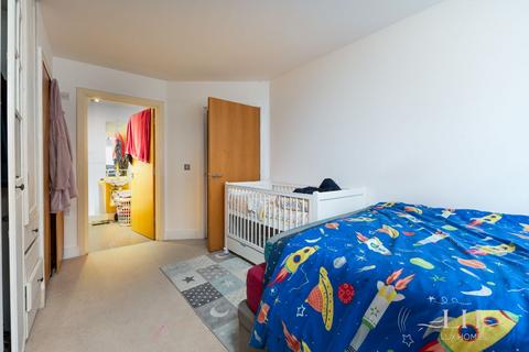 2 bedroom flat for sale - Romside Place, Romford