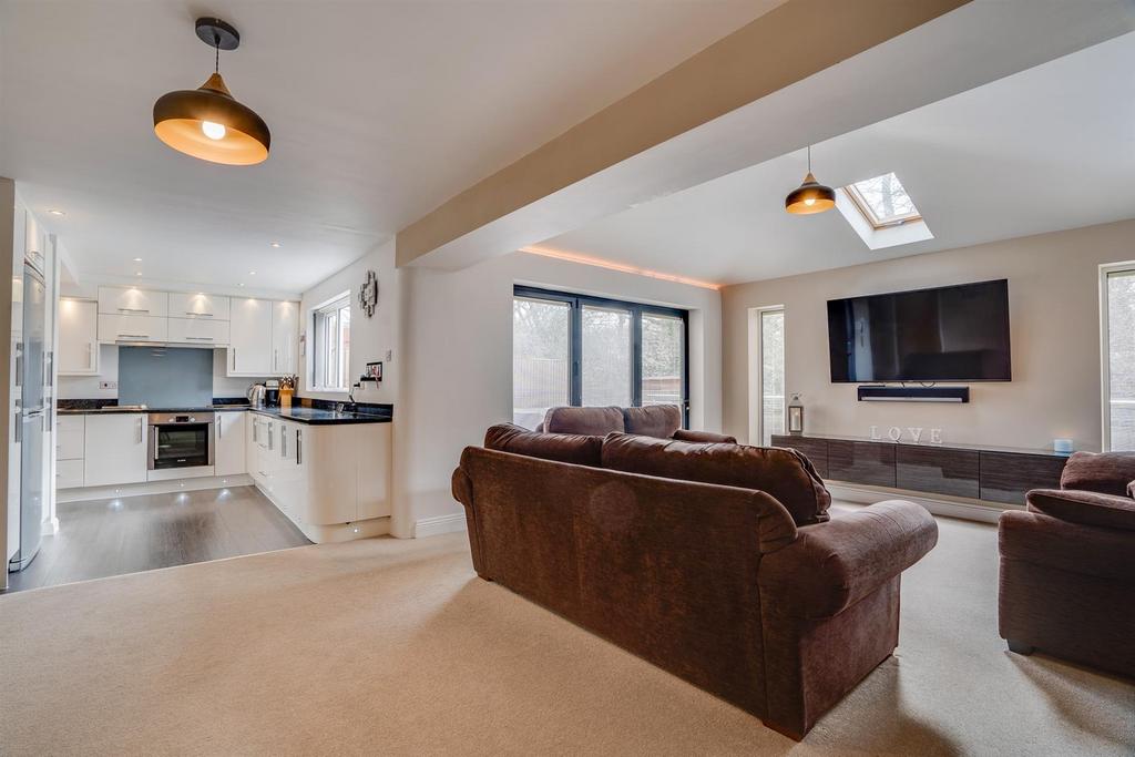 Sovereign Crescent, Titchfield Common 5 bed detached house £625,000
