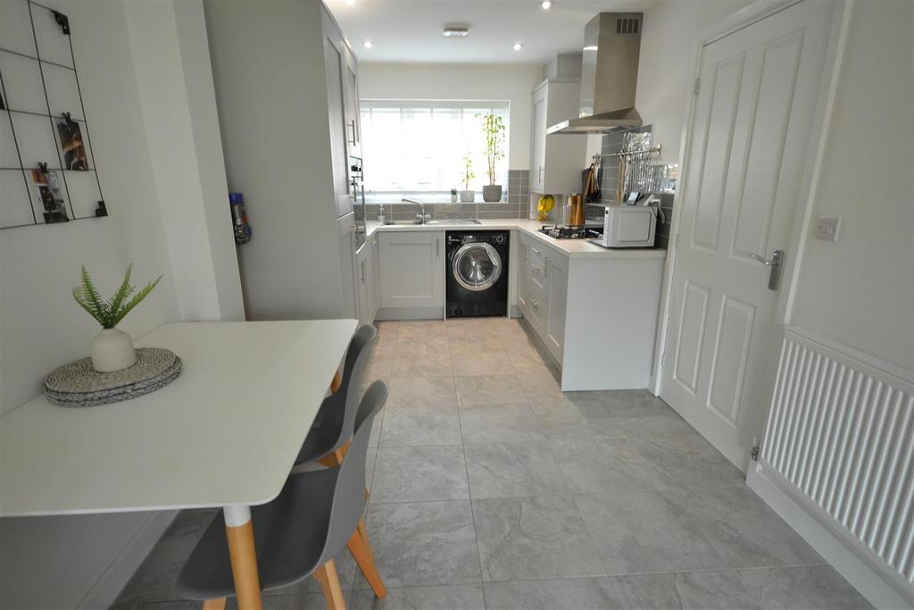 Fitted kitchen / diner