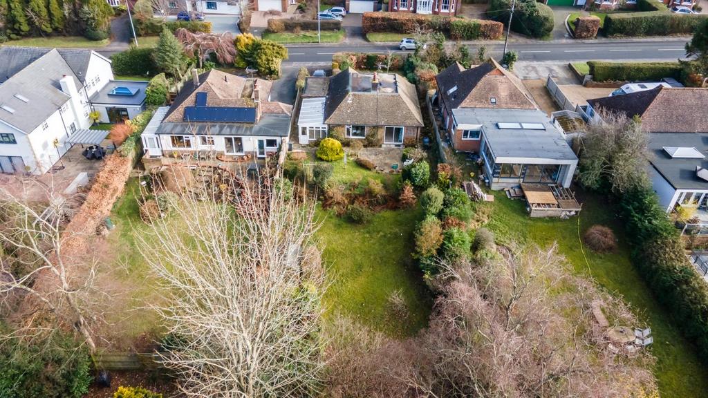 London Road, Crowborough, TN6 2TR 2 bed bungalow £1,400 pcm (£323 pw)