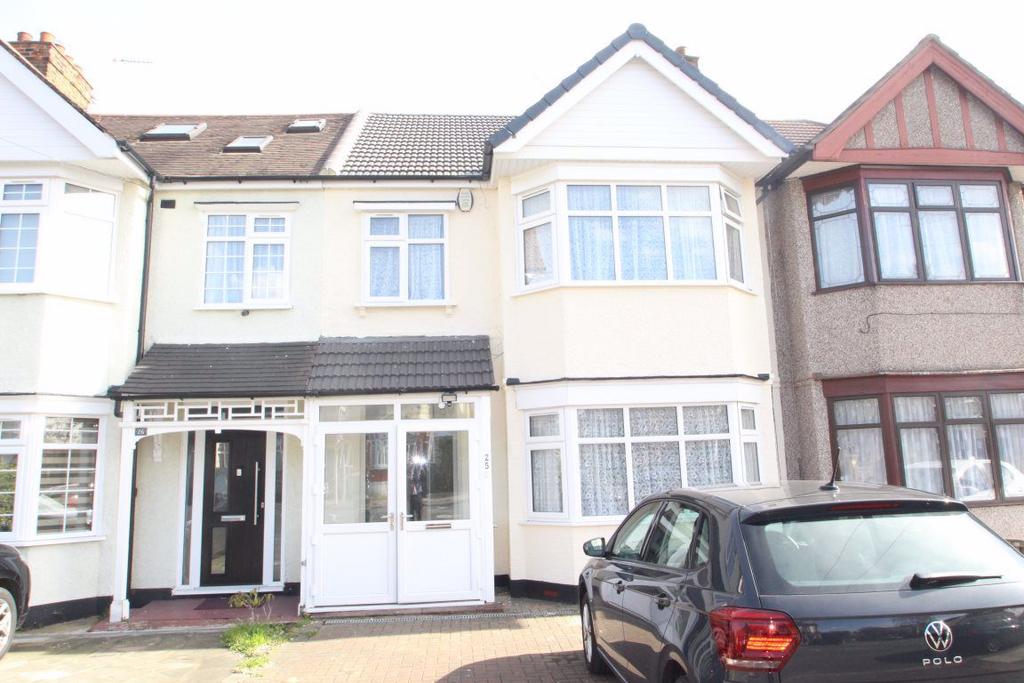 Spearpoint Gardens, Ilford 3 bed house £2,000 pcm (£462 pw)