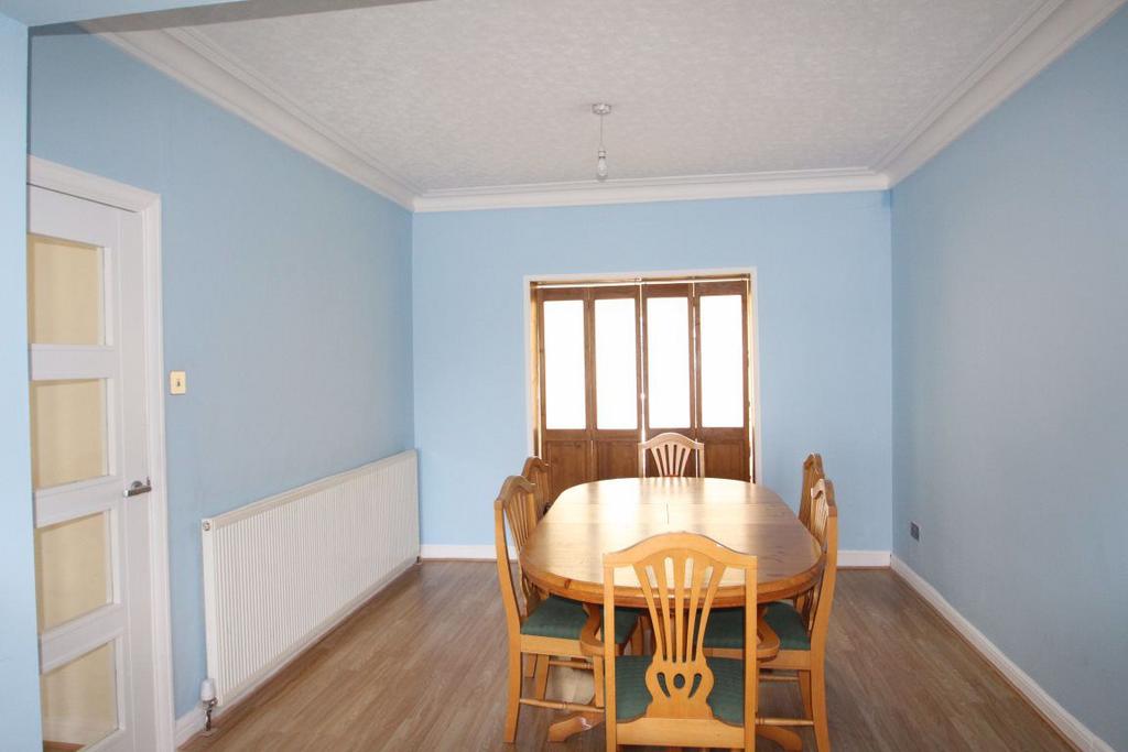 Spearpoint Gardens, Ilford 3 bed house £2,000 pcm (£462 pw)