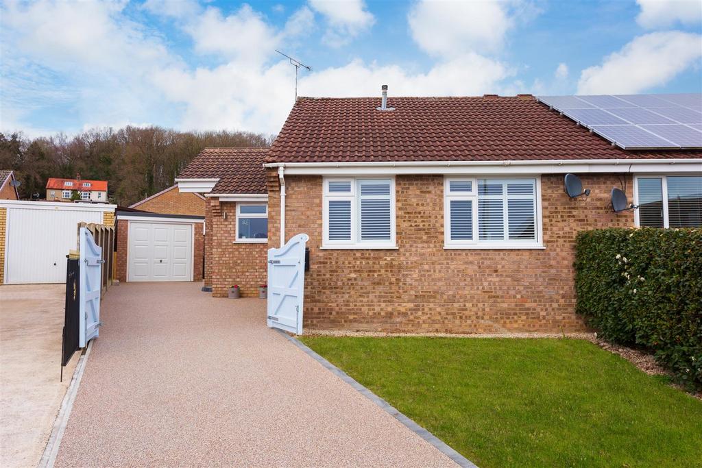 Kildare Garth, Kirkbymoorside. YO62 6LN 2 bed semidetached bungalow
