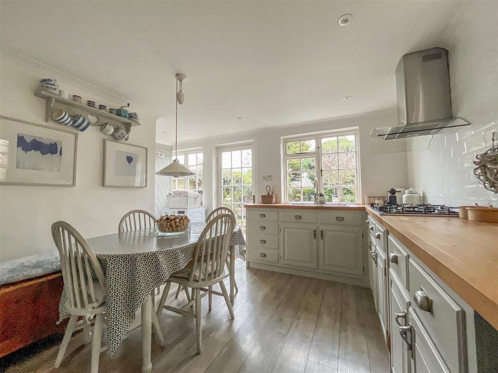 Kitchen 2.jpg