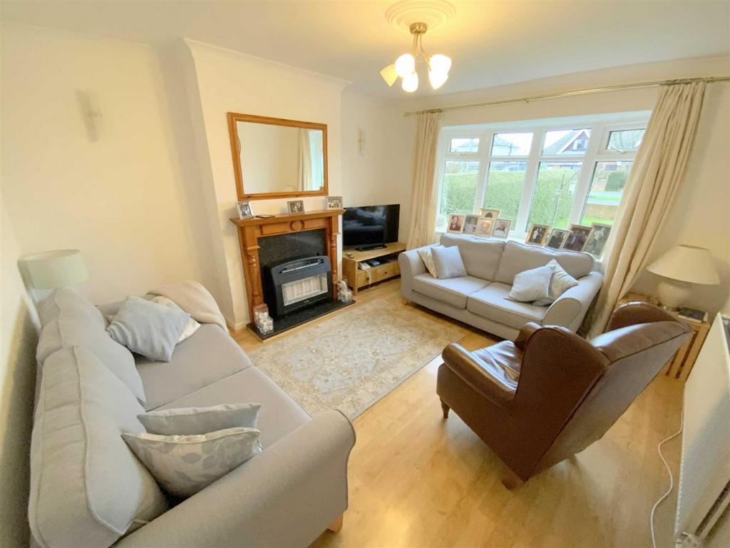 Tetney Lane, Holton Le Clay 3 bed semidetached bungalow for sale £185,000