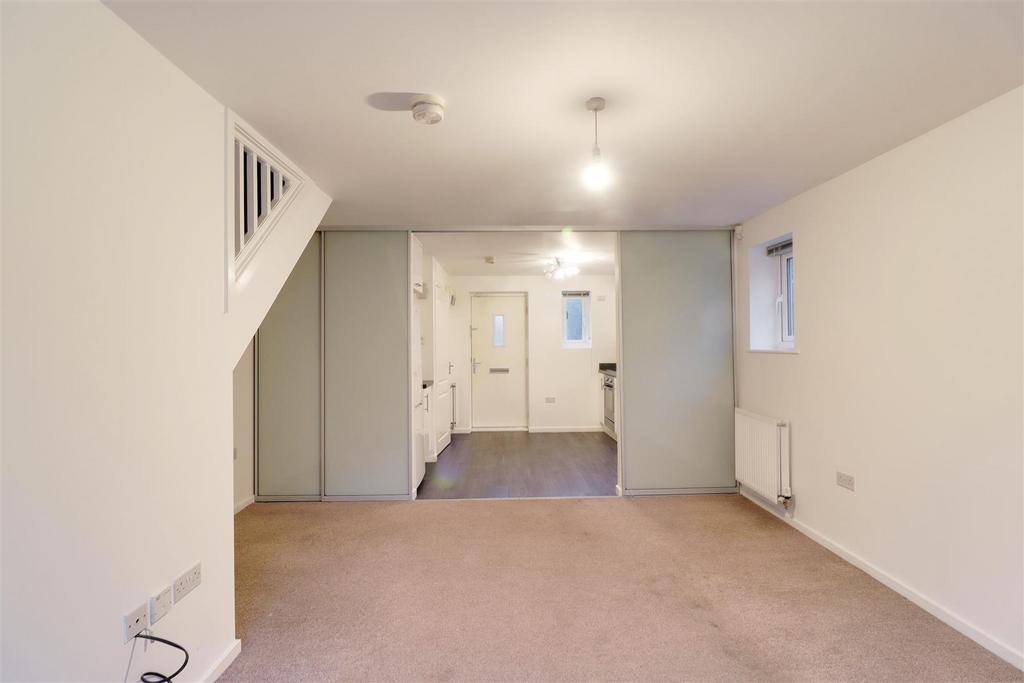 Thirlmere Way, Kingswood, Hull 3 bed end of terrace house £675 pcm (£