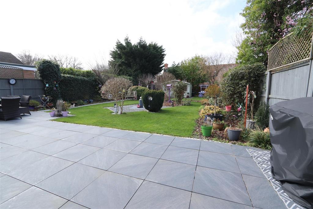 Clifton Way, Hutton, Brentwood 3 bed detached house £875,000