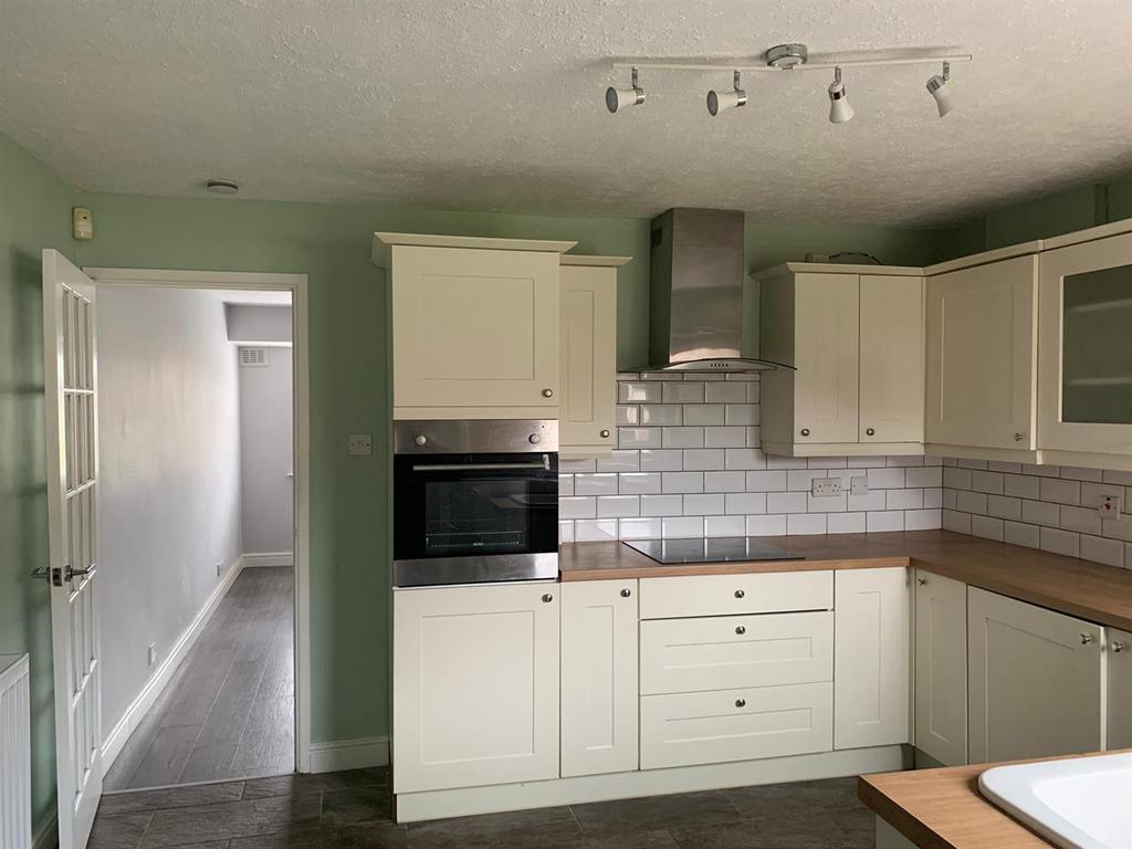 Kitchen (2).JPG