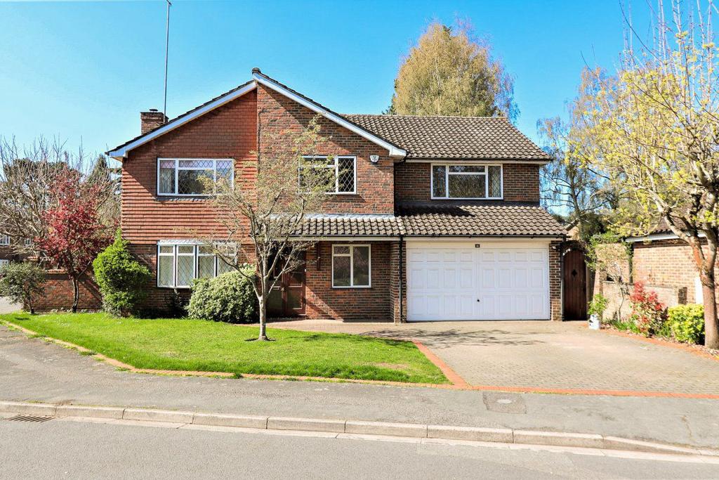 Heath Court, Leighton Buzzard 4 bed house £2,500 pcm (£577 pw)