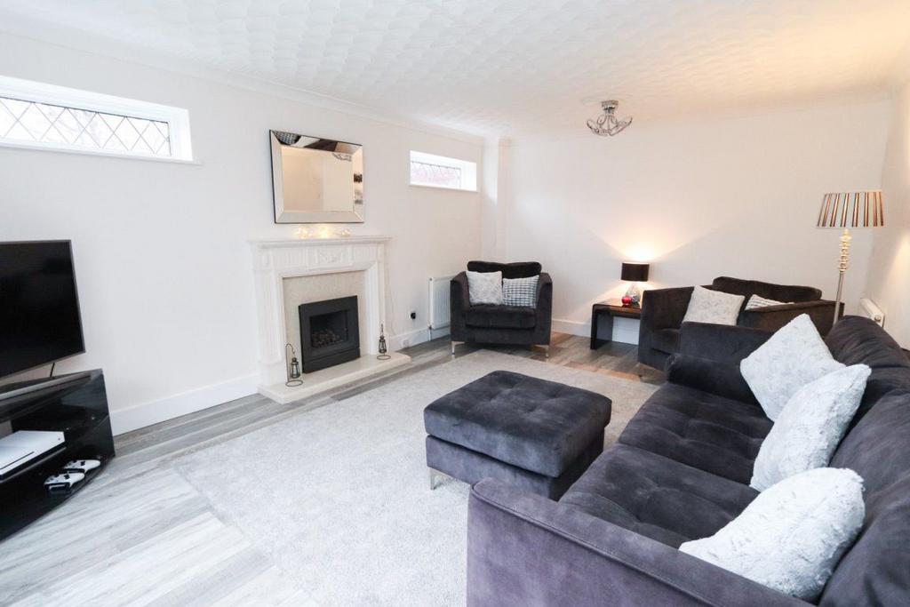 Heath Court, Leighton Buzzard 4 bed house £2,500 pcm (£577 pw)