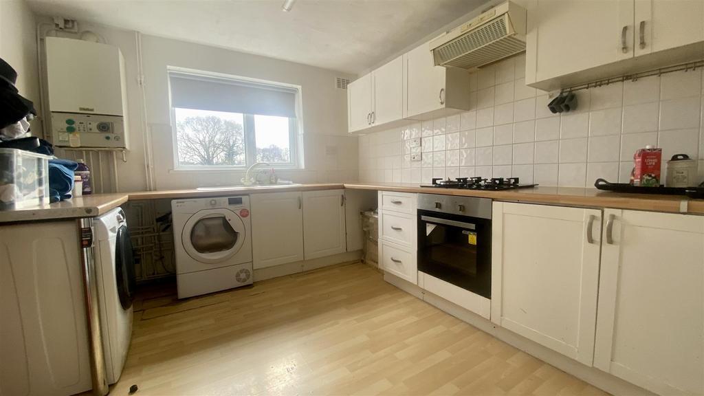 Winsford Avenue, Coventry 3 bed flat £700 pcm (£162 pw)