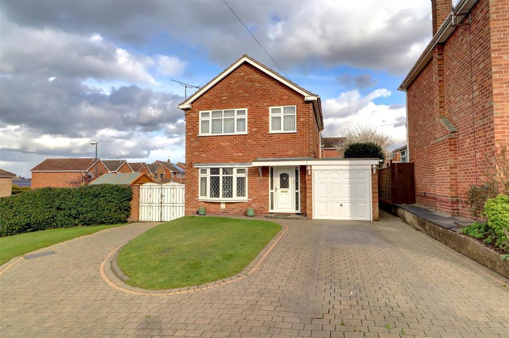 Pennine Way, Church Farm, Nuneaton 3 bed detached house £300,000