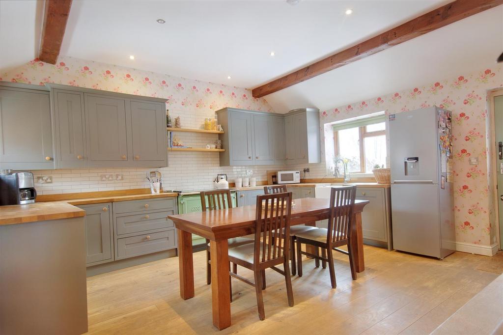 Farmhouse dining kitchen