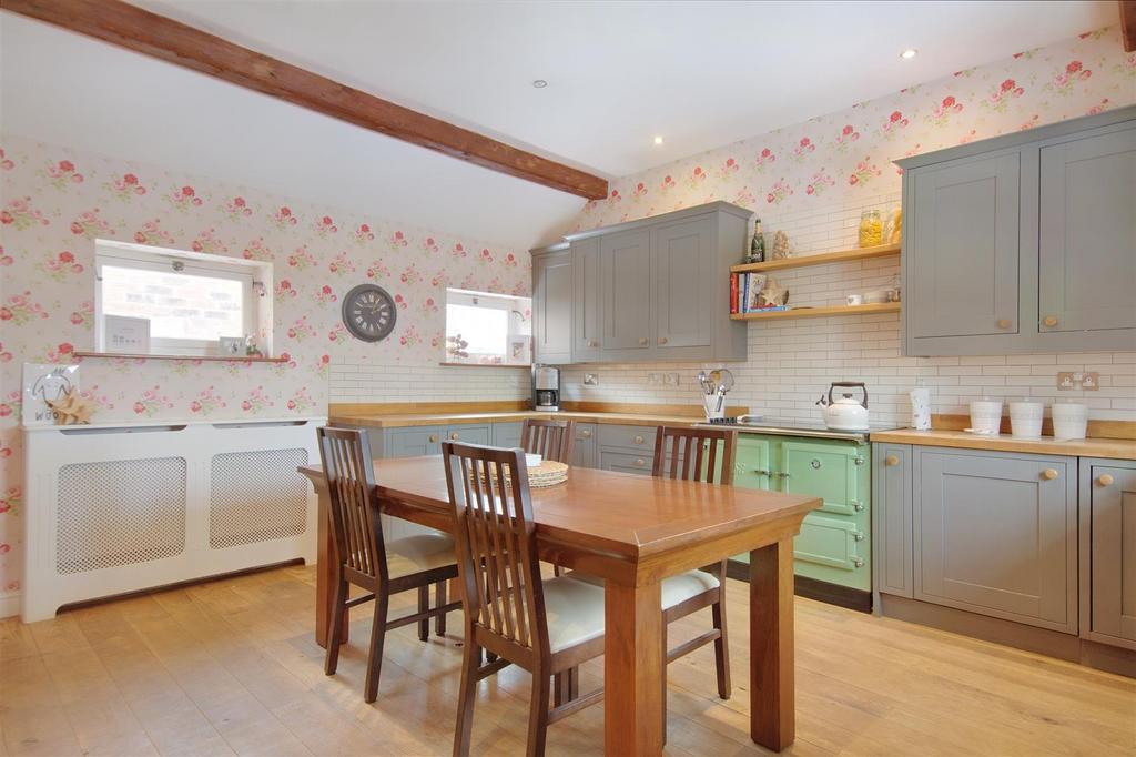 Farmhouse dining kitchen