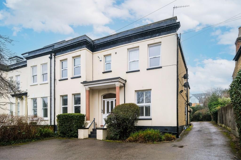 Epping New Road, Buckhurst Hill 1 bed flat £1,500 pcm (£346 pw)