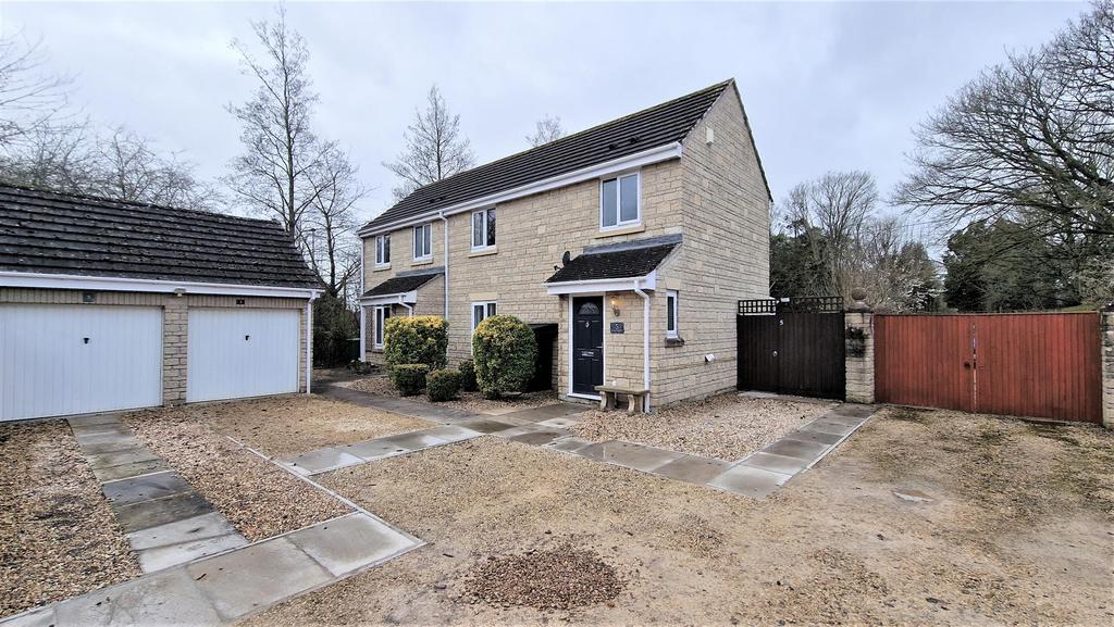 Springfield Drive, Calne 3 bed semidetached house for sale £310,000