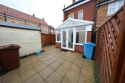3 bedroom end of terrace house for sale - Pools Brook Park, Kingswood, Hull