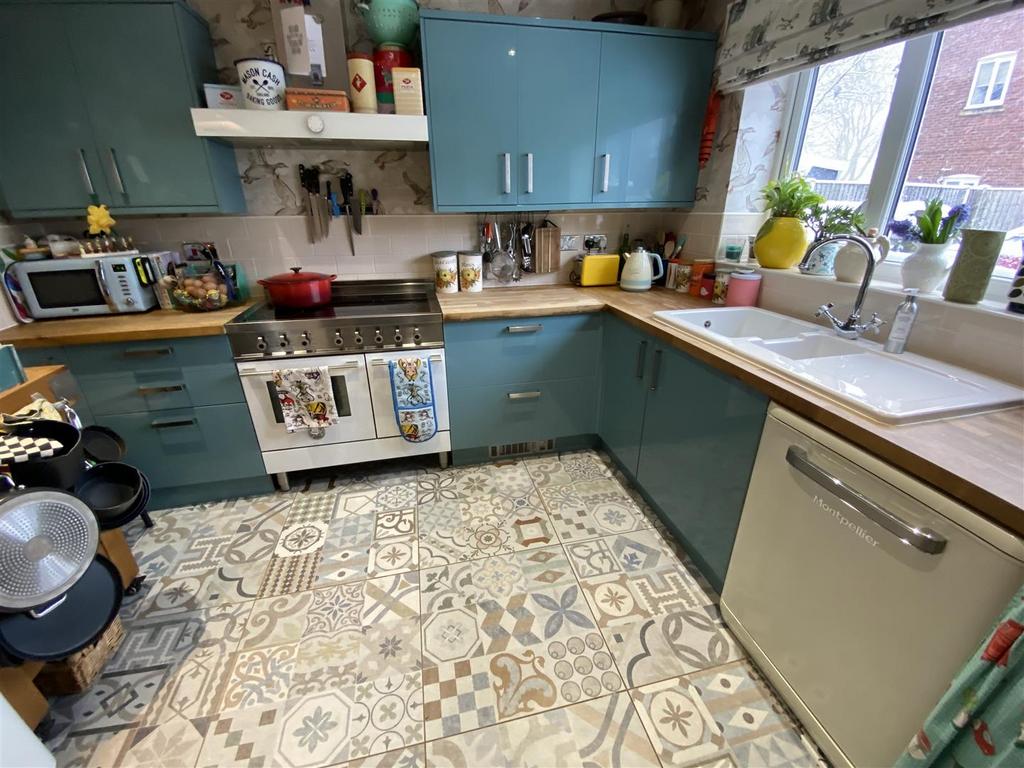 Highfield Close, Swynnerton, Stone 3 bed semidetached bungalow £290,000