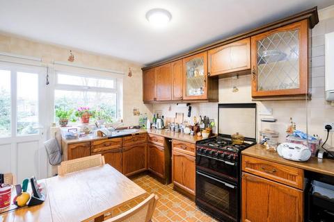 Flat B, 7 Hollybush Hill, London, E11 1PP