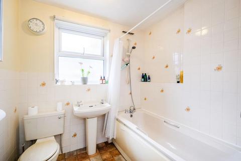 Flat B, 7 Hollybush Hill, London, E11 1PP