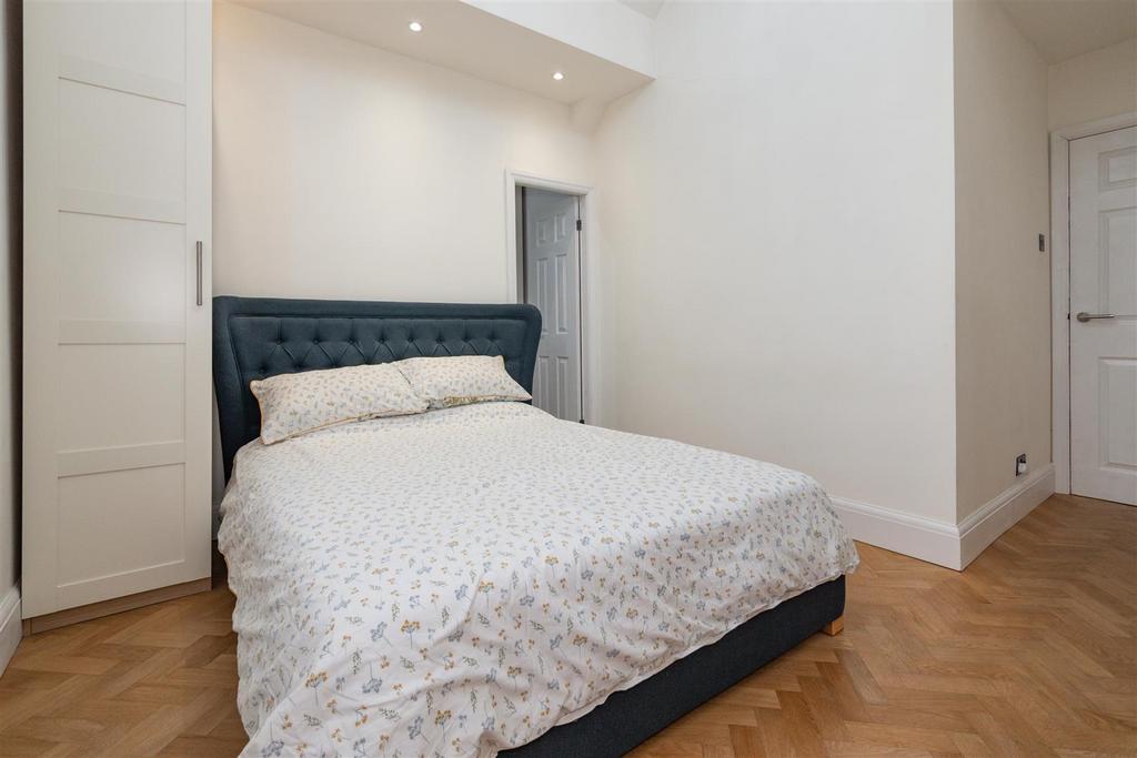 Bedroom 1 Aspect 2.jpg