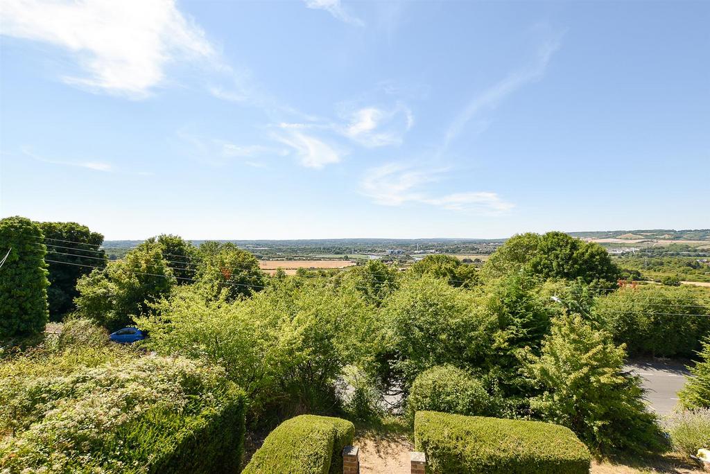 Rochester Road, Burham 2 bed end of terrace house £1,200 pcm (£277 pw)
