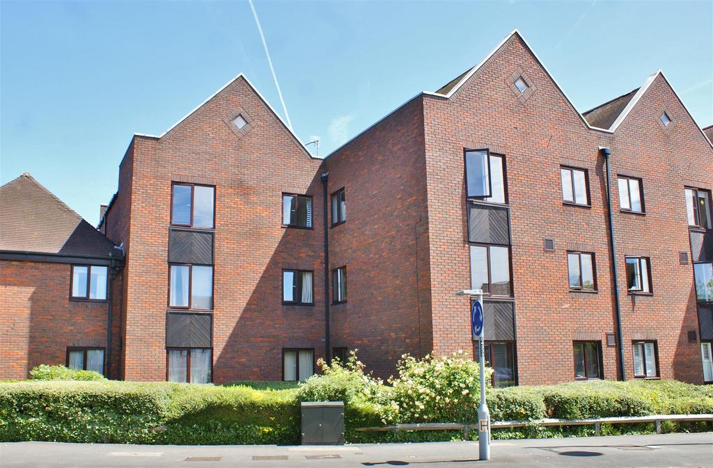 Cobham Gate, Freelands Road, Cobham 1 bed detached house to rent £