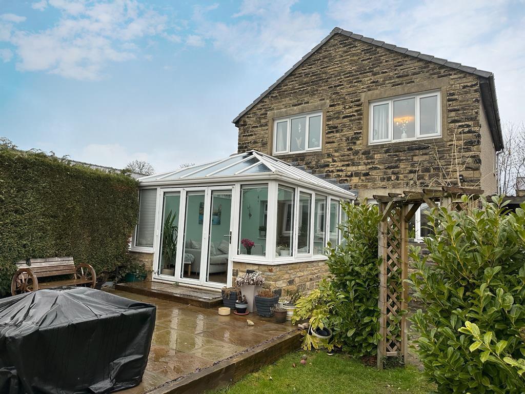 Victoria Road, Cross Hills, Keighley 3 bed detached house for sale £