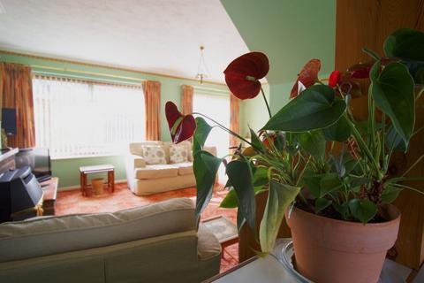 3 bedroom end of terrace house for sale - Derwent Close, Farnborough GU14 0JT