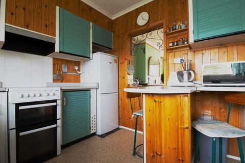 3 bedroom end of terrace house for sale - Derwent Close, Farnborough GU14 0JT