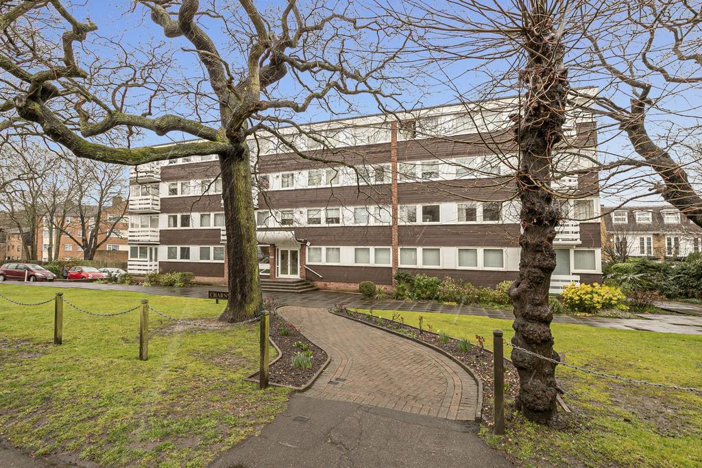 High Road, Buckhurst Hill, IG9 2 bed apartment for sale £410,000