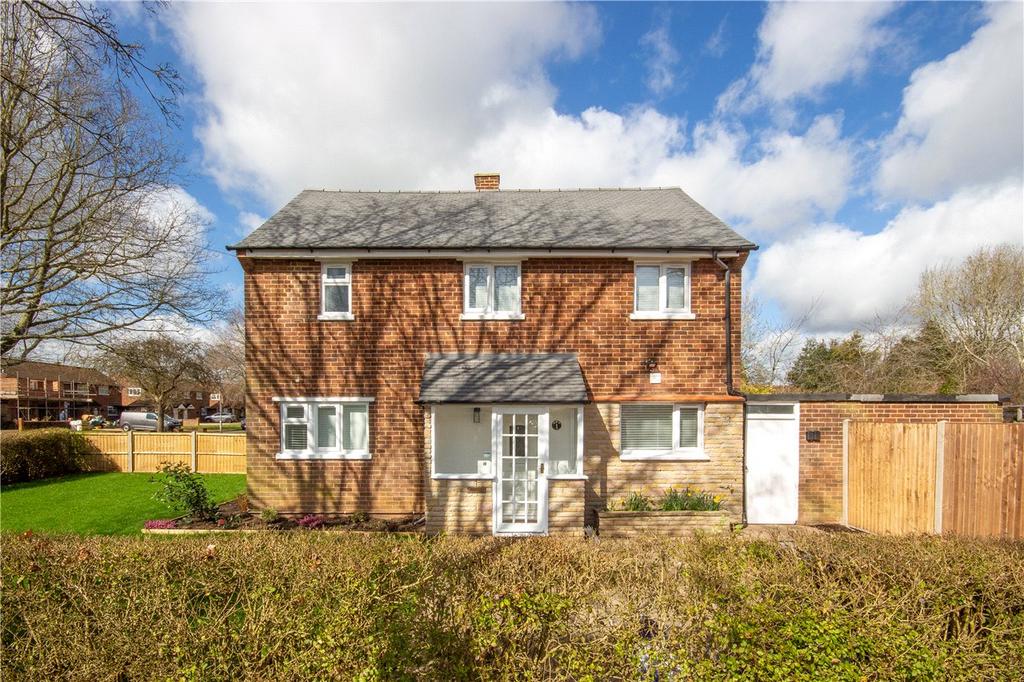Cavan Drive, St. Albans, Hertfordshire 3 bed semidetached house £2,500 pcm (£577 pw)