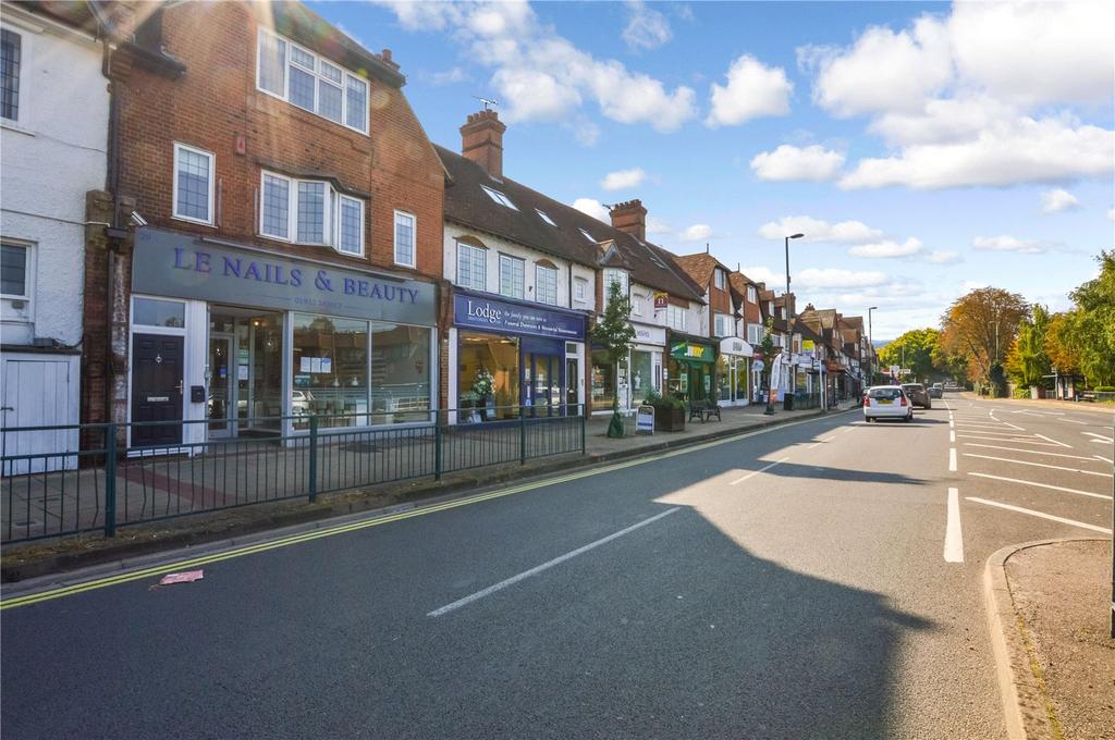 Old Woking Road, West Byfleet, Surrey, KT14 2 bed to rent