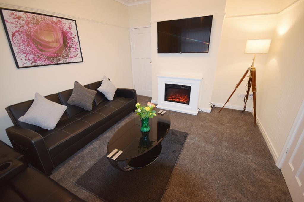 Dudley Avenue, Blackpool 3 bed semidetached house to rent £825 pcm