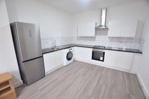 2 bedroom flat to rent, Flat 2, Addington Road, Reading
