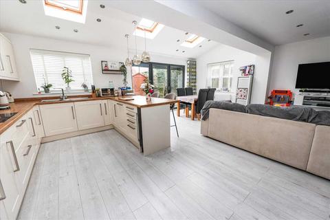 21 Adelaide Close, Waddington, Lincoln, LN5 9XN