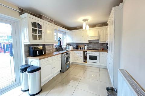 3 bedroom terraced house for sale, Waarden Road, Canvey Island