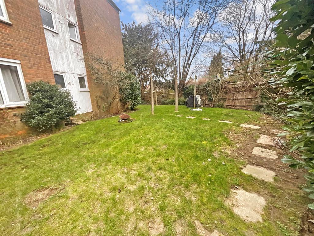 Newlands Crescent, East Grinstead, West Sussex 2 bed flat for sale £