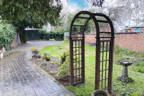 1 bedroom property to rent, Church House, 93 High Street