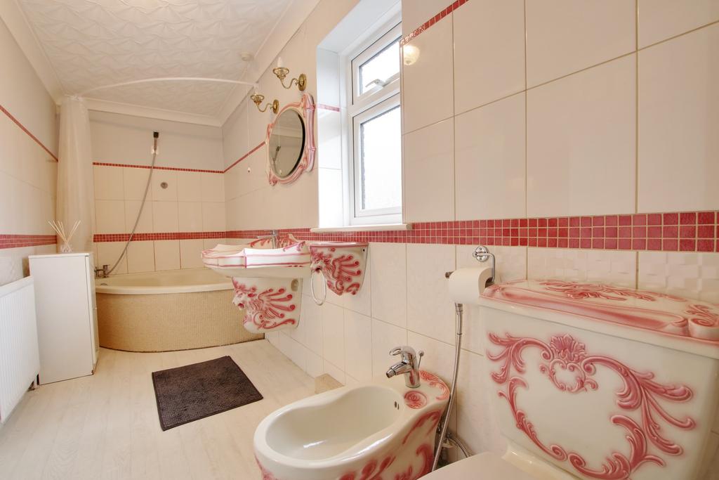 En suite to bedroom one