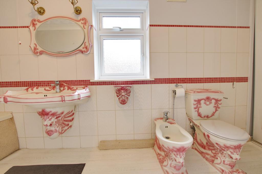 En suite to bedroom one