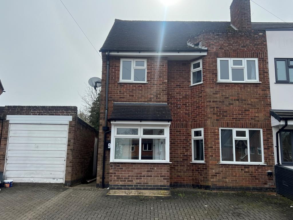 Ash Tree Road, Oadby, Leicester LE2 3 bed semidetached house £1,200